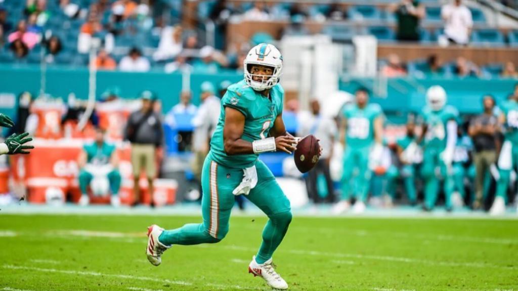 Tagovailoa en un partido con los Dolphins 