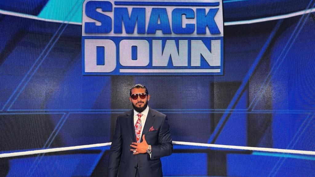 Escobar en su llegada a SmackDown