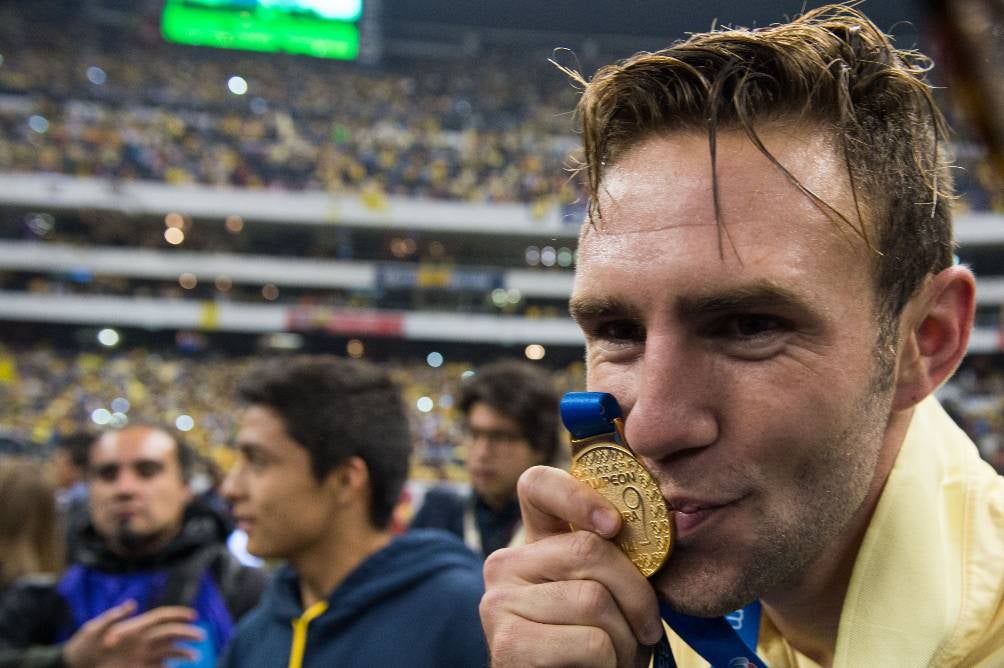 Miguel Layún festeja el título del Apertura 2014