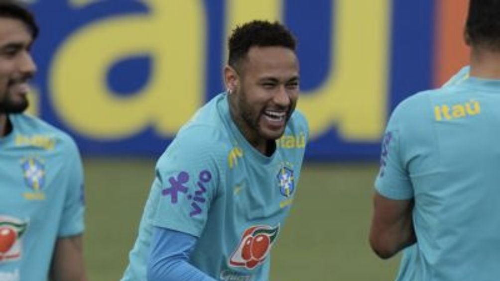 Neymar entrenando con Brasil