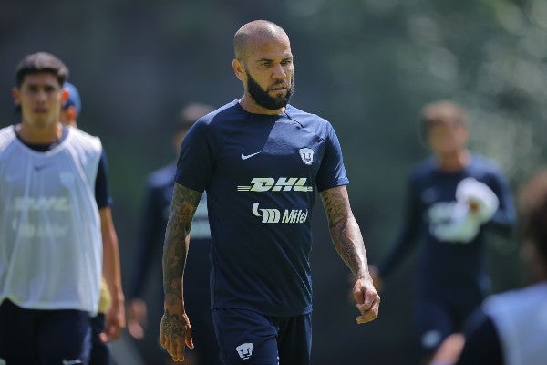 Dani Alves con Pumas