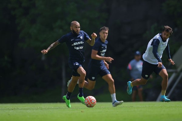 Dani Alves con Pumas