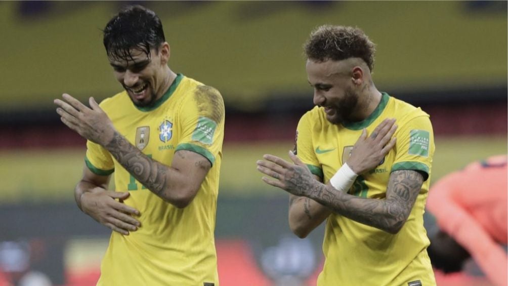 Neymar celebra con Paquetá