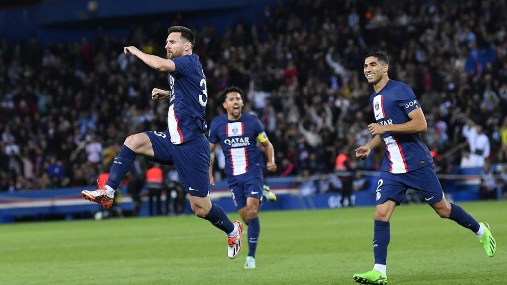 Messi festejando ante la afición del PSG 