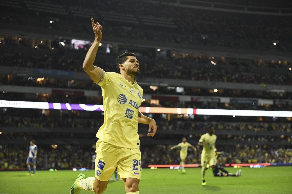 Henry Martín en festejo de gol