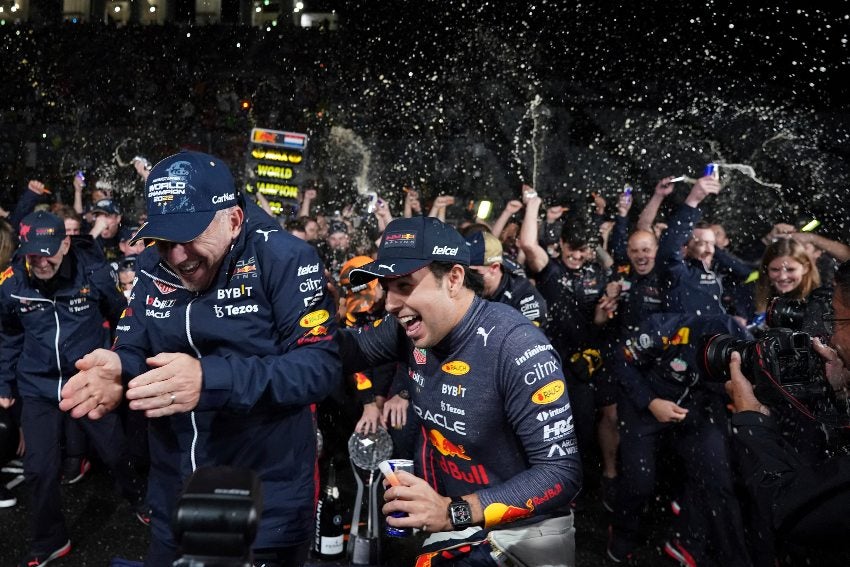 Checo Pérez celebrando el podio del GP de Japón