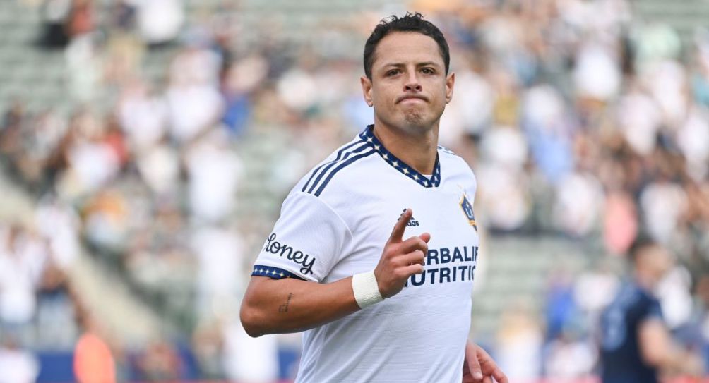 Javier Hernández festejando un gol