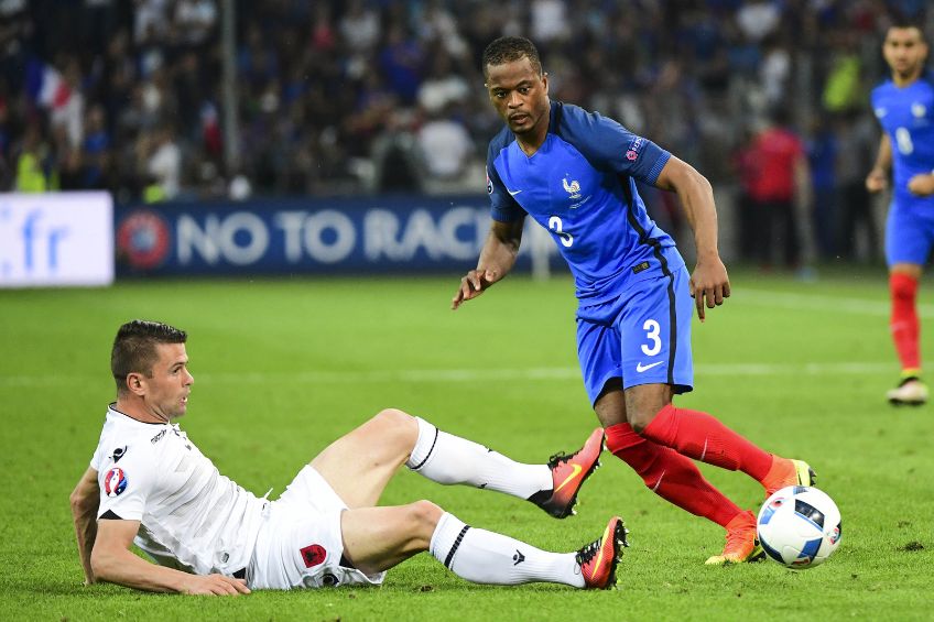 Patrice Evra durante un partido de Francia