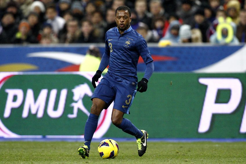 Patrice Evra durante un partido de Francia