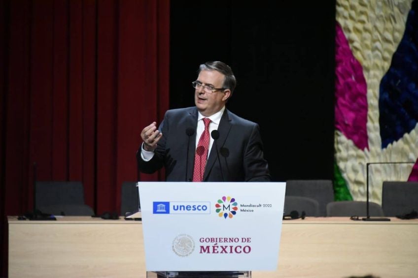 Marcelo Ebrard dando un discurso