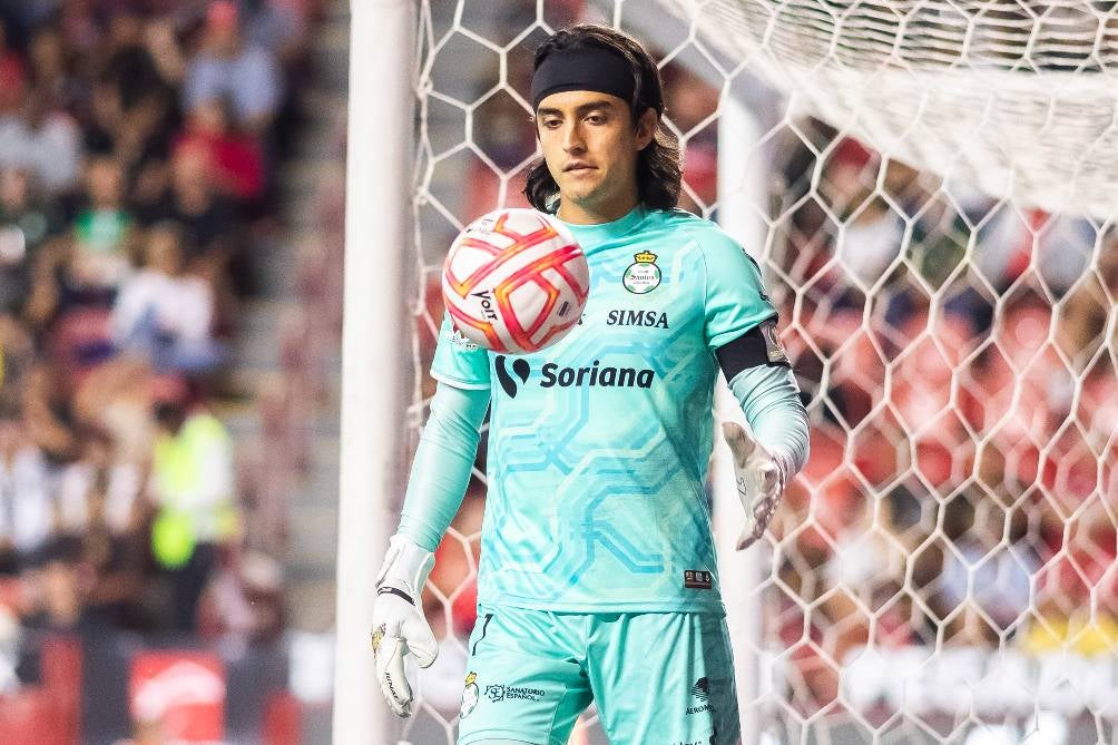 Carlos Acevedo en partido con Santos