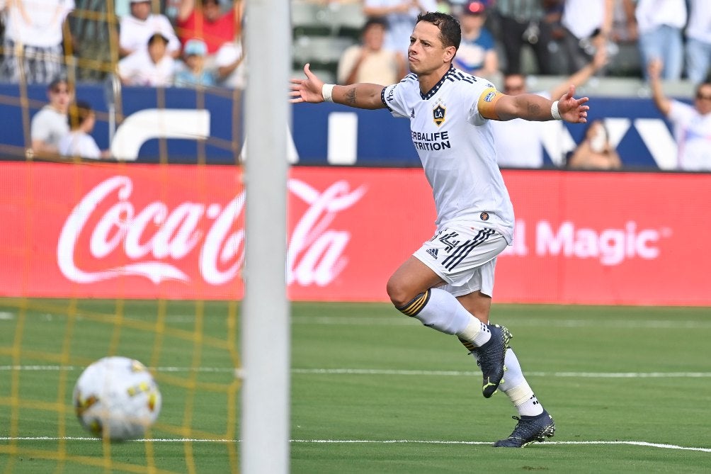 Chicharito celebrando un gol con el LAFC