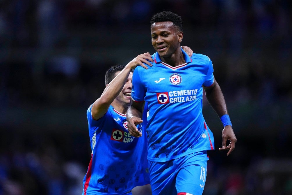 Michael Estrada festejando con Cruz Azul