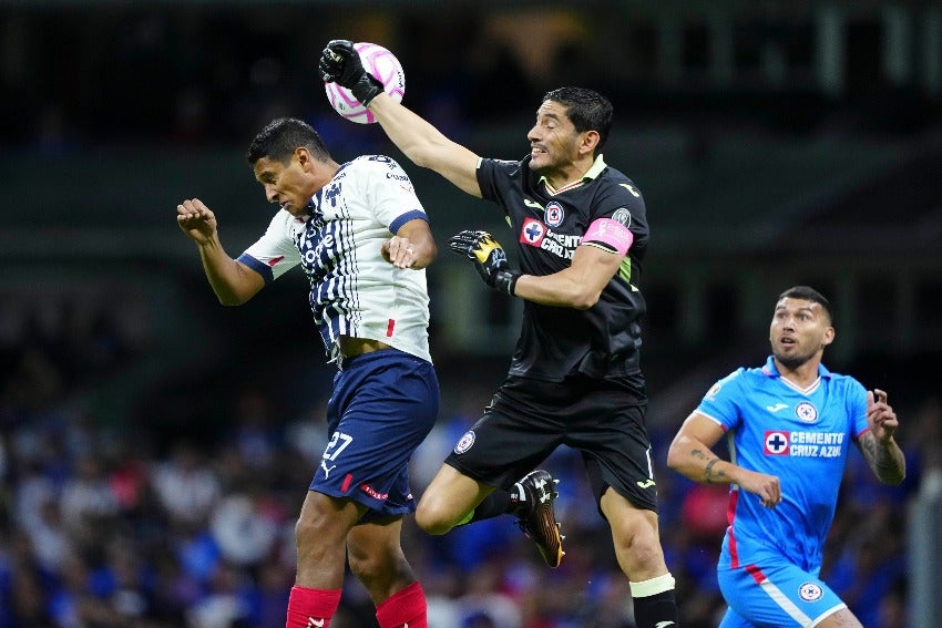 Chuy Corona en el partido vs Rayados en el Azteca 