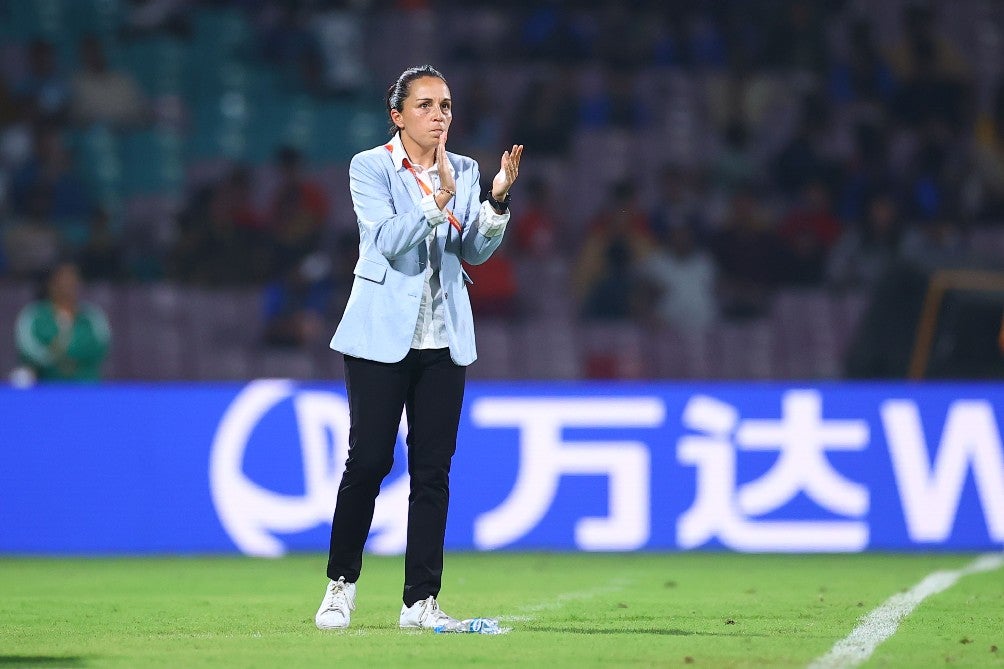 Ana Galinda dirigiendo a la Selección Mexicana