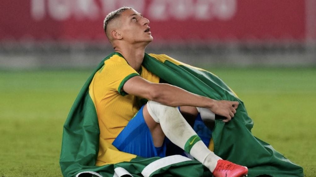 Richarlison celebrando la medalla de oro en Tokyo 2021