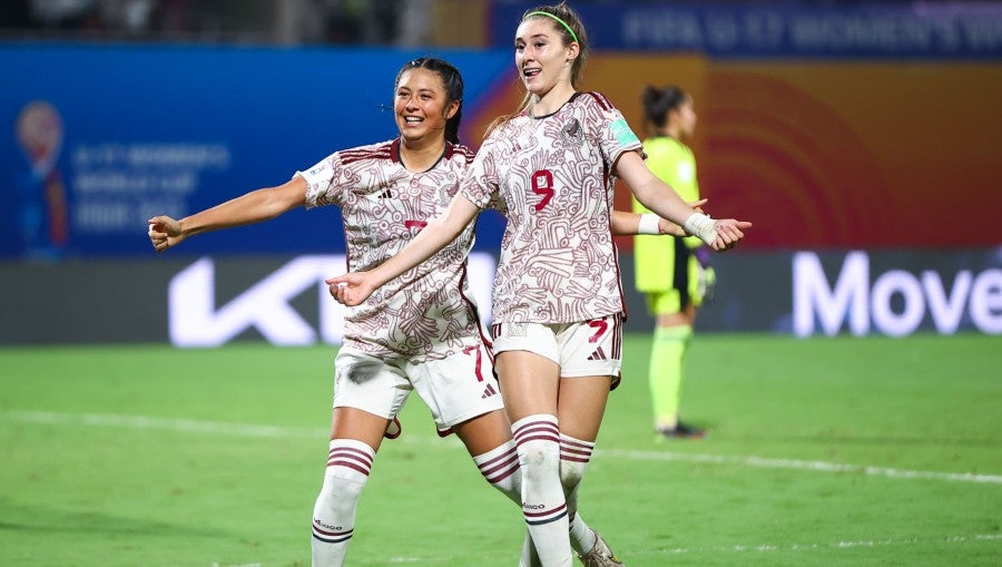 Maribel Flores celebra su gol con Tatiana Flores