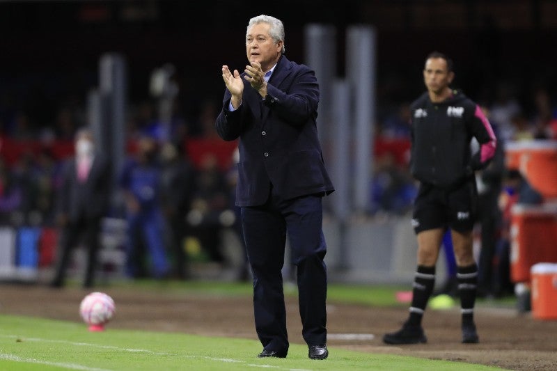 Víctor Manuel Vucetich dirigiendo a Rayados