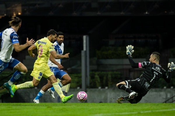 Henry Martín en acción con América