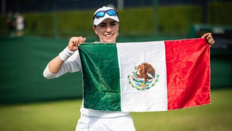 Fernanda con la Bandera de México en Wimbledon