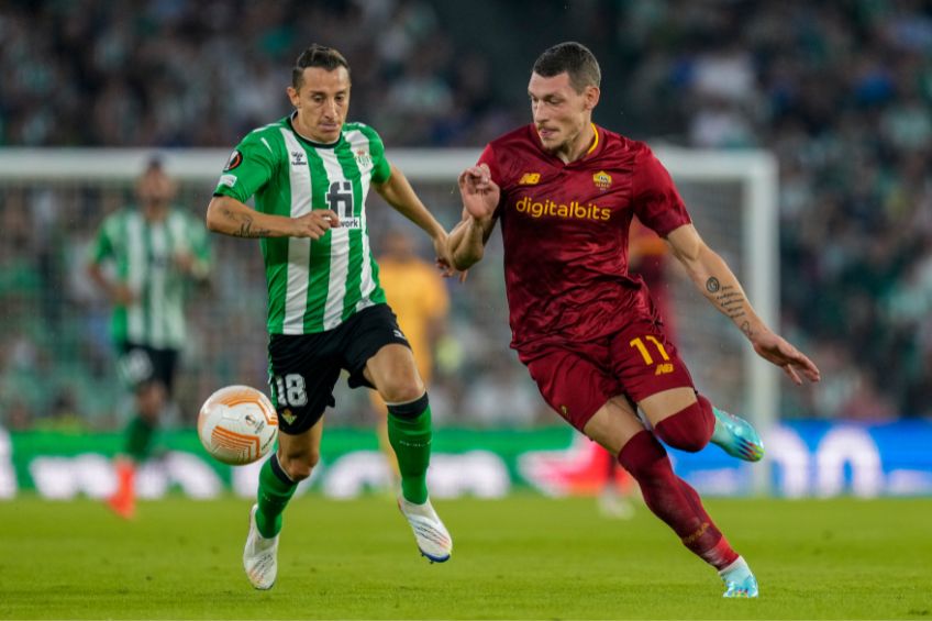 Andrés Guardado durante un partido del Betis