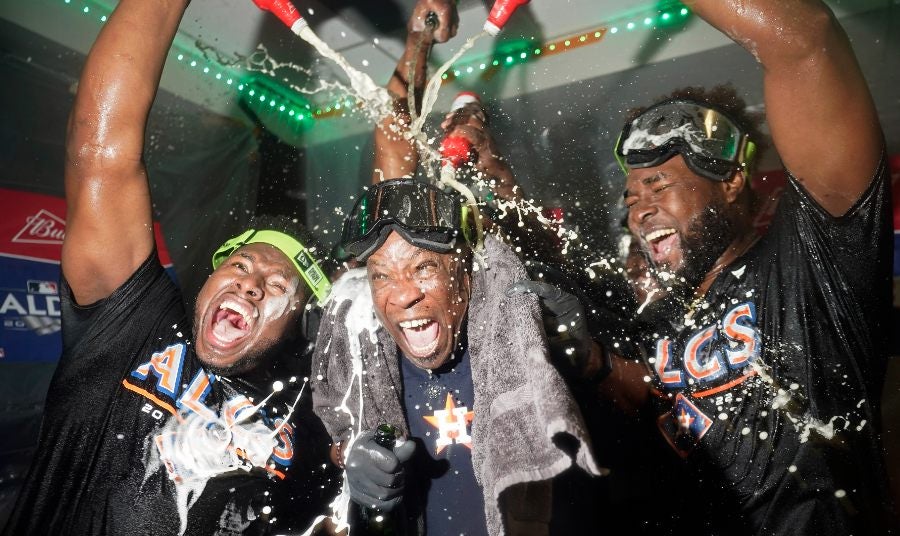 Astros festejan en e clubhouse