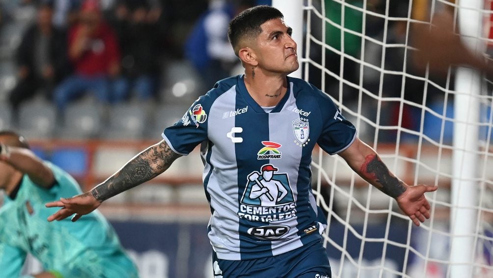 Víctor Guzmán en festejo con Pachuca