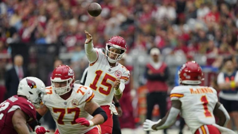 Patrick Mahomes lanzando pase de touchdown ante Cardinals