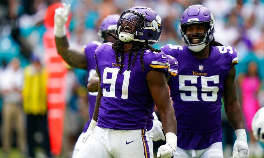 Patrick Jones II celebra captura de quarterback