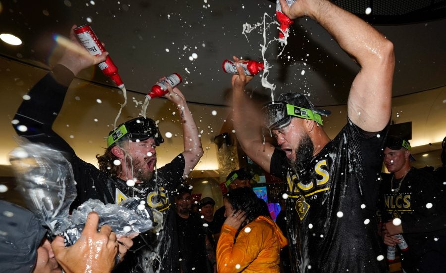 Padres celebran pase a la Serie de Conferencia