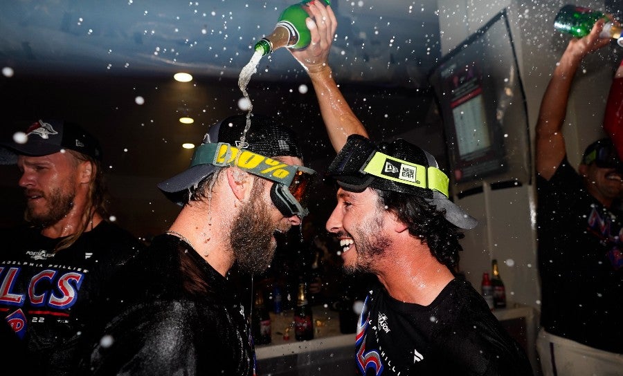 Bryce Harper es bañado en cerveza