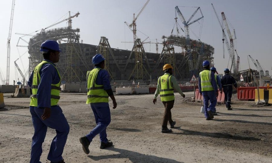 Trabajadores en estadio mundialista