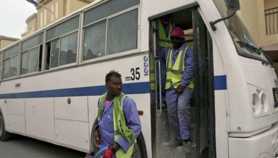 Empleados llegando en autobús en Qatar