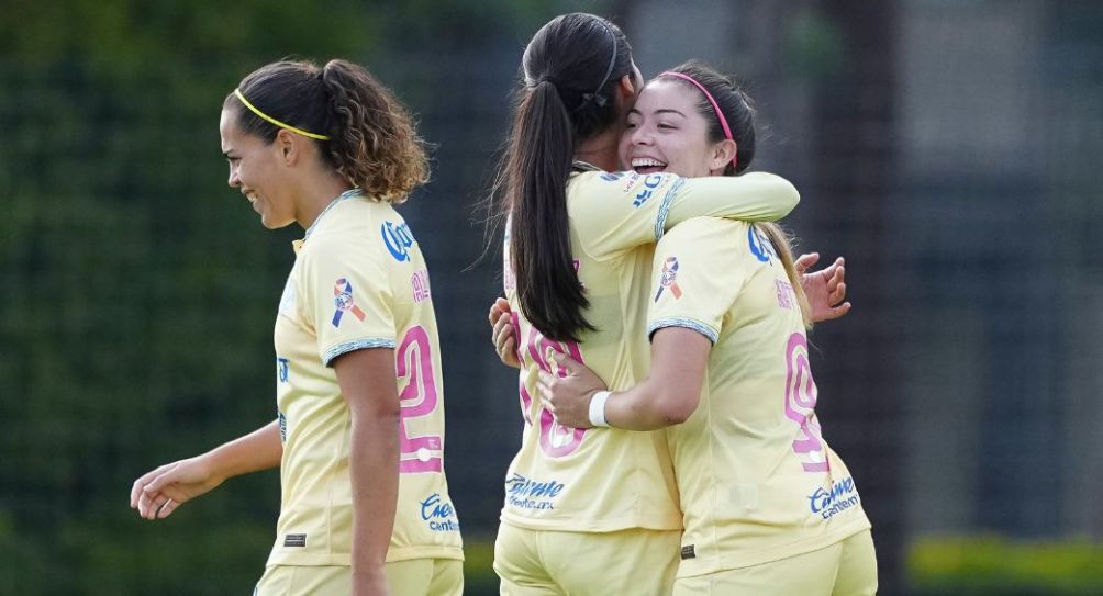 Jugadoras del América festejando un gol