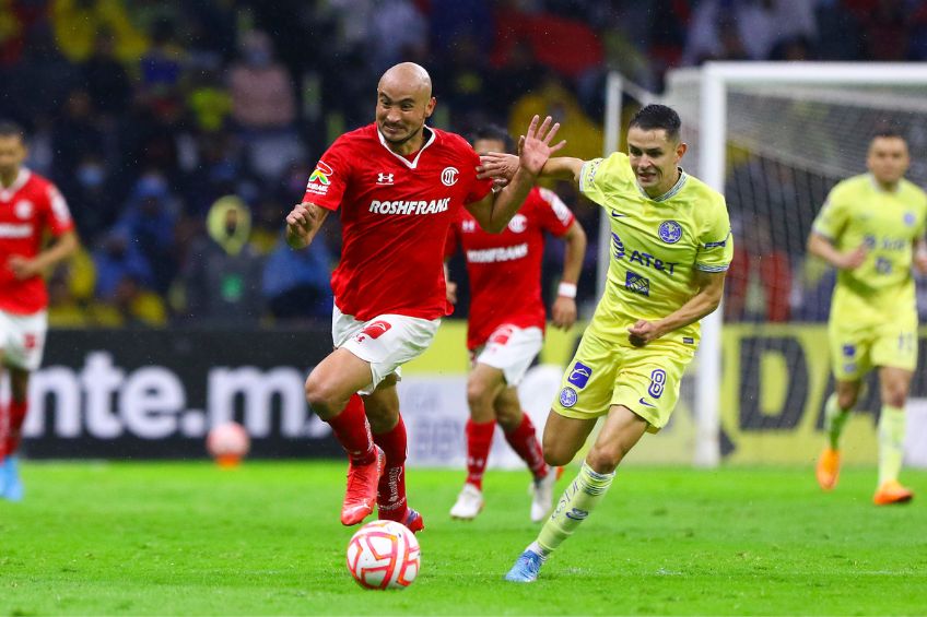 Carlos González y Álvaro Fidalgo disputando un balón