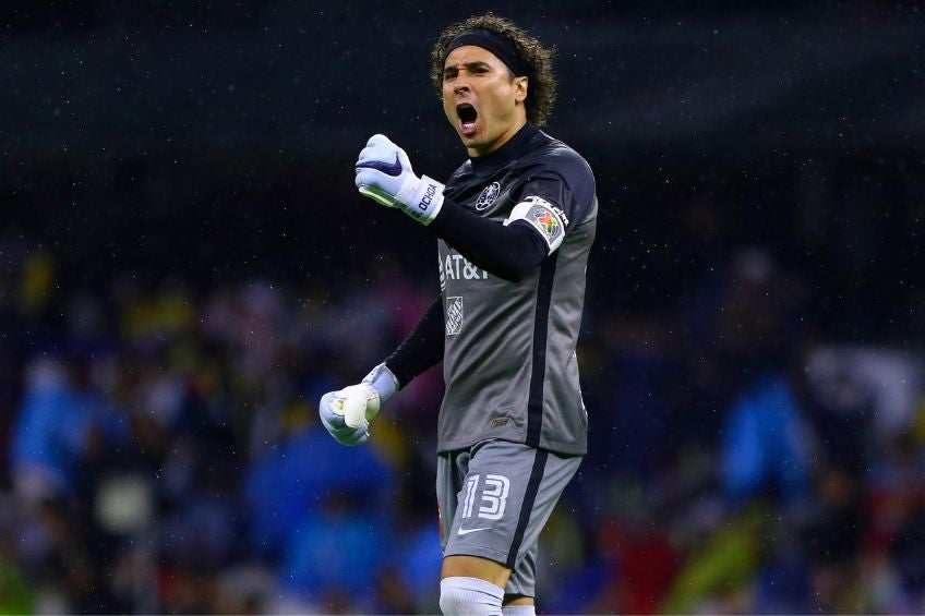 Guillermo Ochoa durante un partido del América