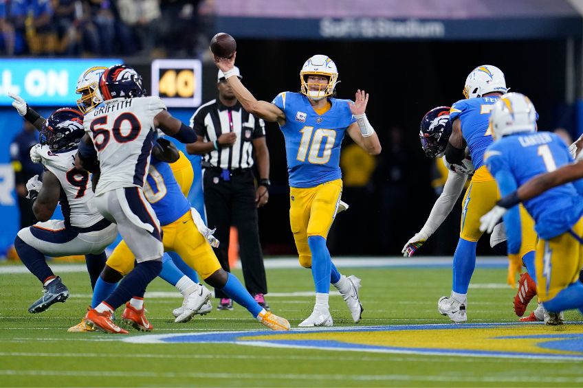 Justin Herbert durante un partido de los Chargers