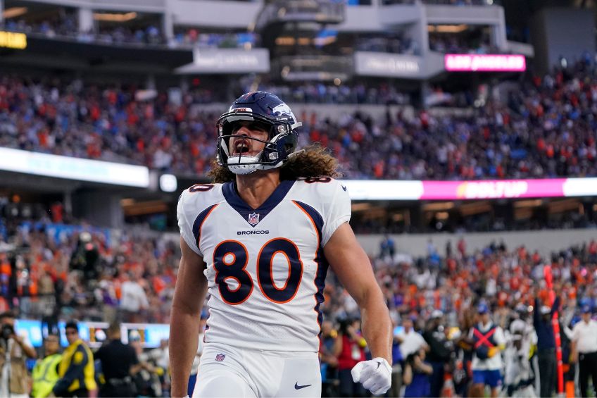 Greg Dulcich durante un partido de los Broncos