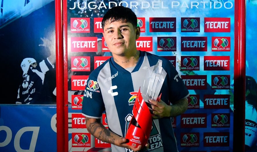 Chofis López con el trofeo de Mejor Jugador ante Tigres