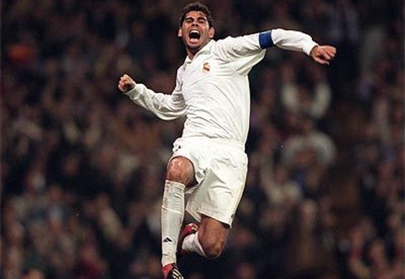 Hierro celebra gol con el Real Madrid