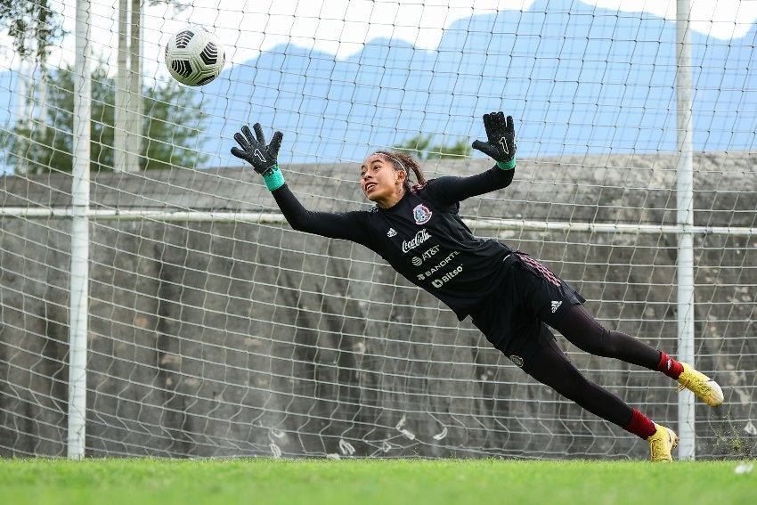 Melany Villeda en entrenamiento con el Tri