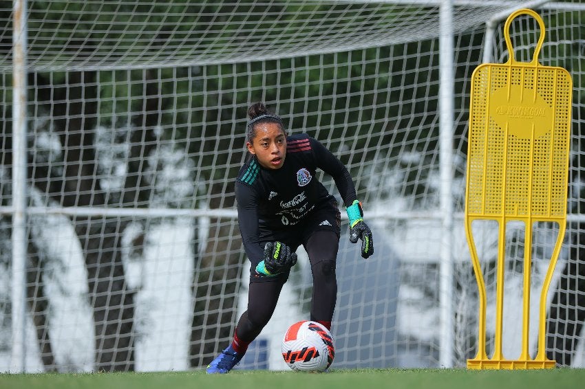 Melany Villeda en entrenamiento con el Tri