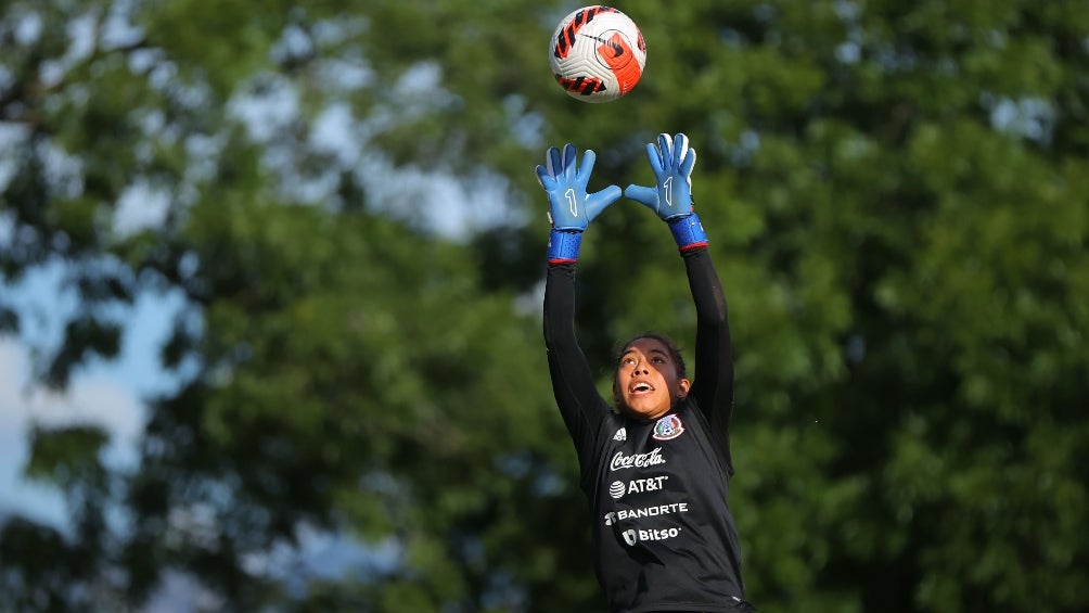 Melany Villeda en entrenamiento con el Tri