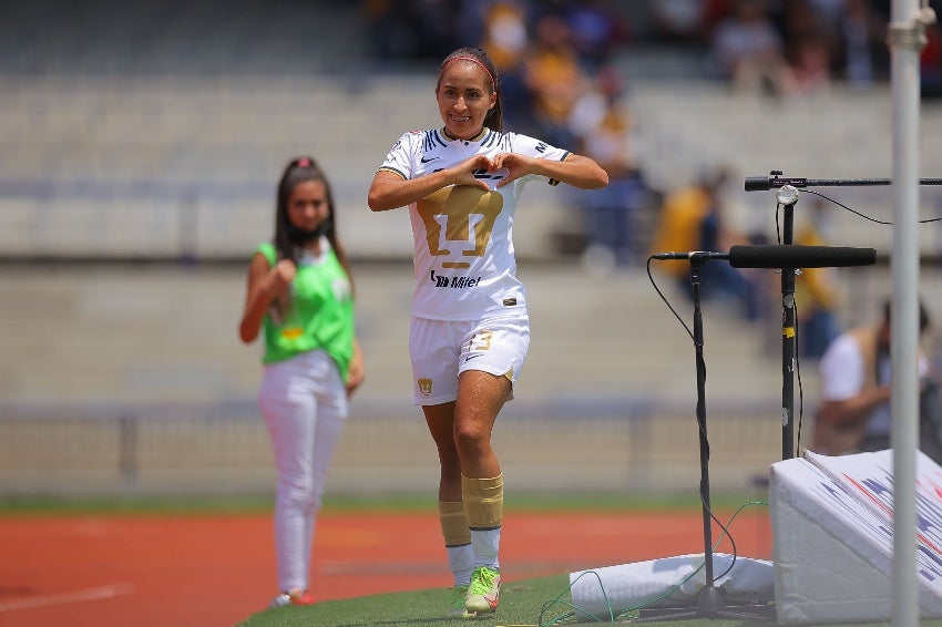 Paola Chavero en celebración de gol 