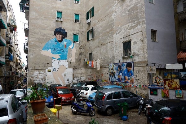 Mural homenaje a Maradona en Italia