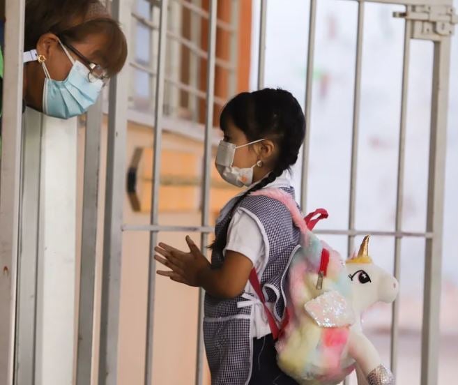 Pequeña asiste a la escuela en tiempos de Covid-19