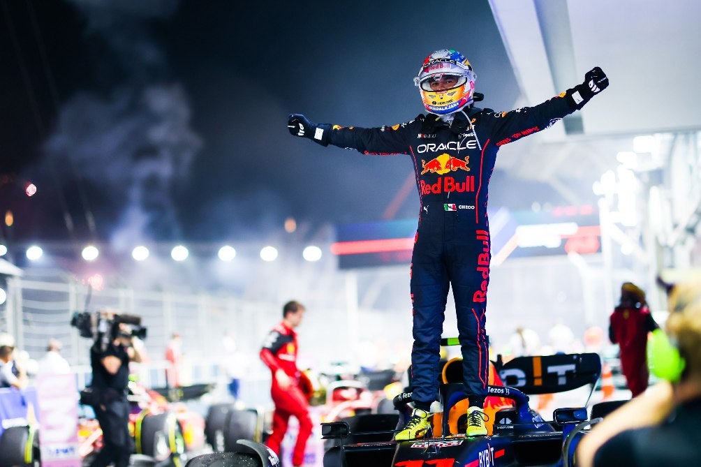 Checo Pérez festeja el podio en el GP de Singapur 