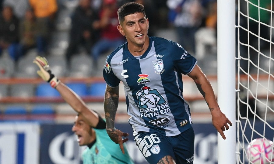 Víctor Guzmán celebra gol con Pachuca