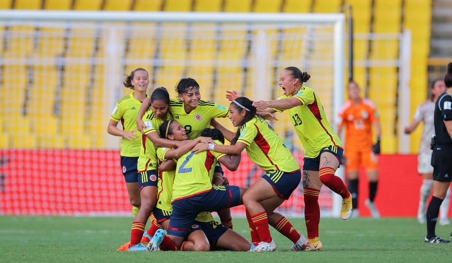 Colombianas celebran gol