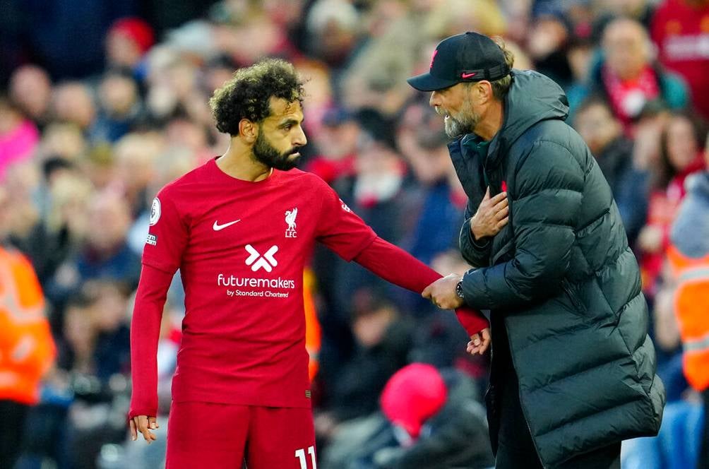 Jürgen Klopp le da indicaciones a Mo Salah